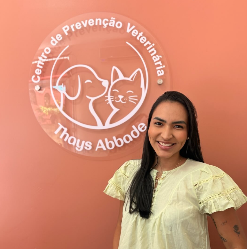 Retrato da Dra. Thays Abbade, médica-veterinária responsável pelo CPV