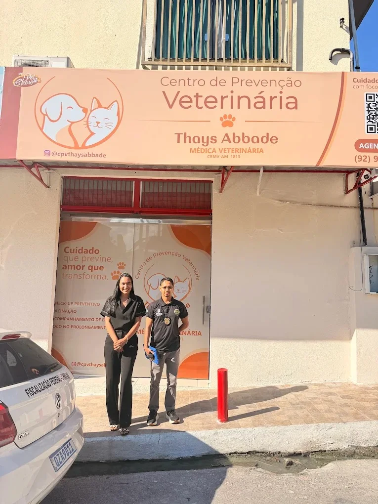 Fachada da CPV Thays Abbade com duas pessoas na entrada